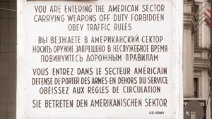 Das historische Schild am Checkpoint Charly weist auf den amerikanischen Sektor in Berlin hin.
