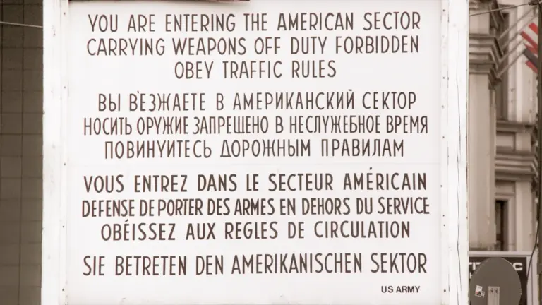 Das historische Schild am Checkpoint Charly weist auf den amerikanischen Sektor in Berlin hin.