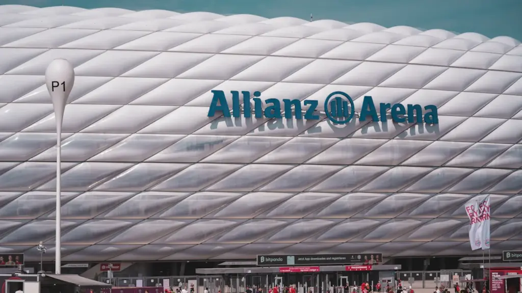 Die Allianz Arena in München bei strahlendem Sonnenschein vor einem Fußballspiel.