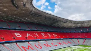 Die Allianz Arena in München unter blauem Himmel bei Tageslicht.