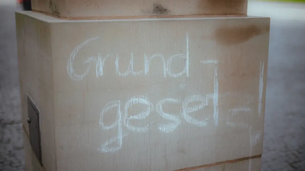 Natürliche, texturierte Holzoberfläche in sanften Weiß- und Brauntönen für ein gesundes Ambiente.