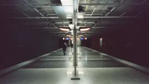 Eine menschenleere U-Bahn-Station in München im analogen Film-Stil festgehalten.