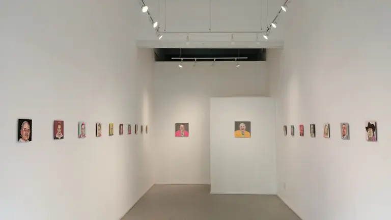 Eine minimalistische Kunstgalerie mit weißer Wand und moderner Beleuchtung für Ausstellungen.