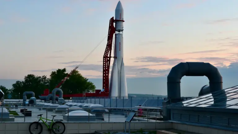 Eine imposante Rakete auf einer Startrampe vor dem Ziolkowski-Museum für Kosmonautik.