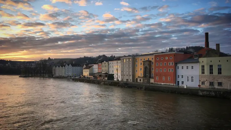 Malerischer Sonnenuntergang über der Donau in einer bayerischen Stadt am Wasser.