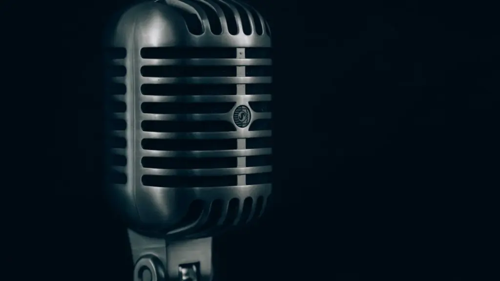 Ein elegantes, klassisches Studiomikrofon vor einem unscharfen, atmosphärischen Hintergrund im Studio.
