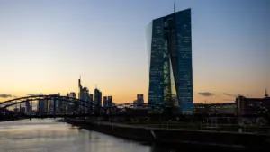 EZB-Gebäude und Frankfurter Skyline bei Sonnenuntergang über dem Main in Frankfurt.