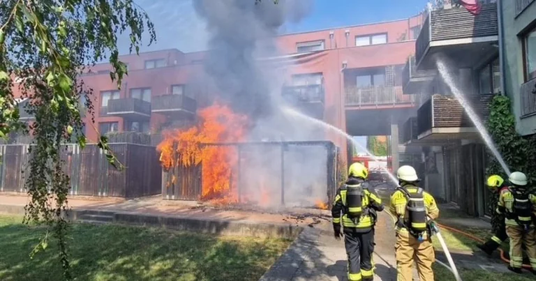 Feuer in Potsdam greift auf mehrere Balkone über