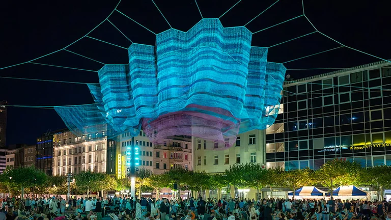 Frankfurt erlebt die Konsti unter einem Himmel aus Licht