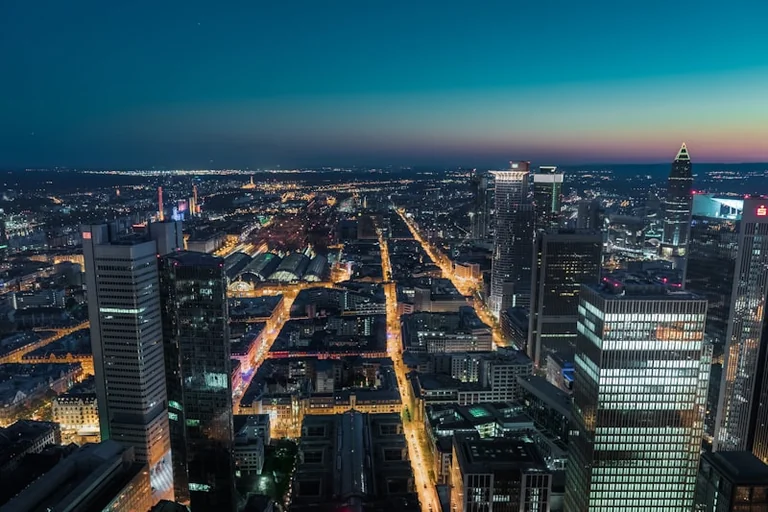 Frankfurt erlebt die Konsti unter einem Himmel aus Licht