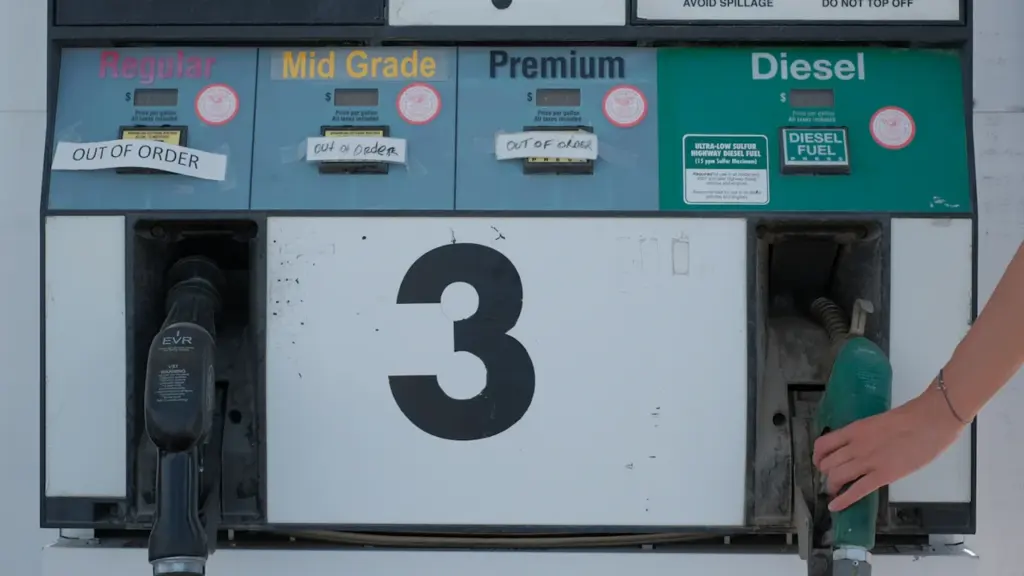 Nahaufnahme einer Zapfsäule mit verschiedenen Kraftstoffsorten an einer deutschen Tankstelle.