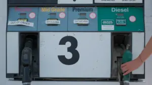 Nahaufnahme einer Zapfsäule mit verschiedenen Kraftstoffsorten an einer deutschen Tankstelle.