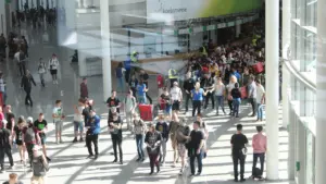 Junge Menschen betreten das Messegelände für die Gamescom 2026 in Köln.