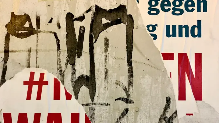 Gefälschte Hitze-Plakate in Freiburg: Stadt prüft rechtliche Schritte