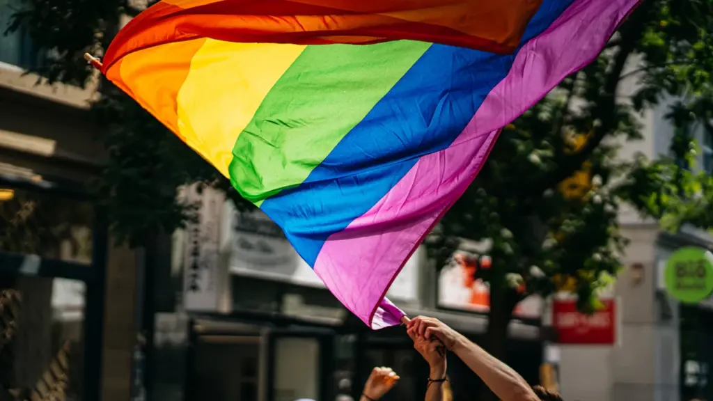Lübeck: CSD-Zug bremst den Verkehr in der Innenstadt