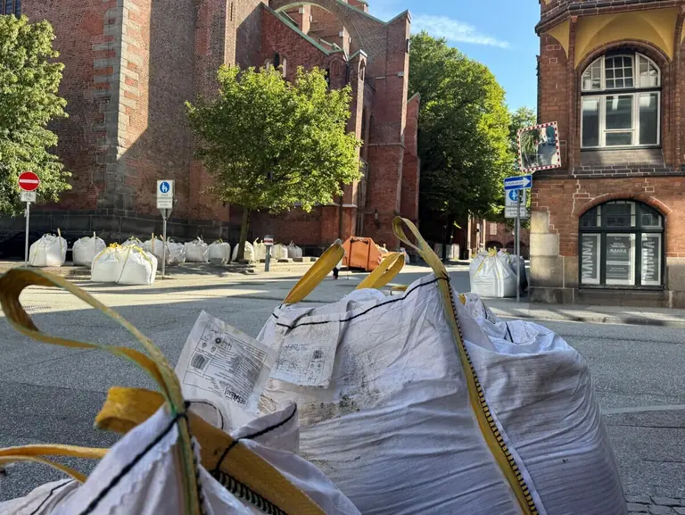 Lübeck: CSD-Zug bremst den Verkehr in der Innenstadt