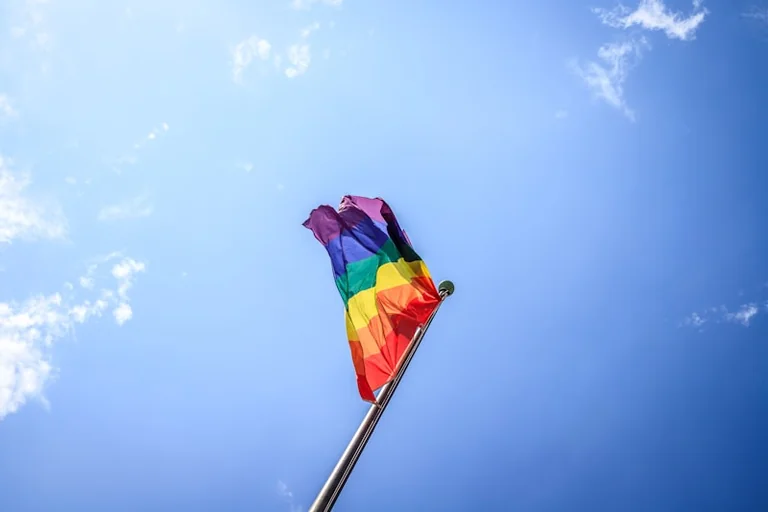 Lübeck: CSD-Zug bremst den Verkehr in der Innenstadt