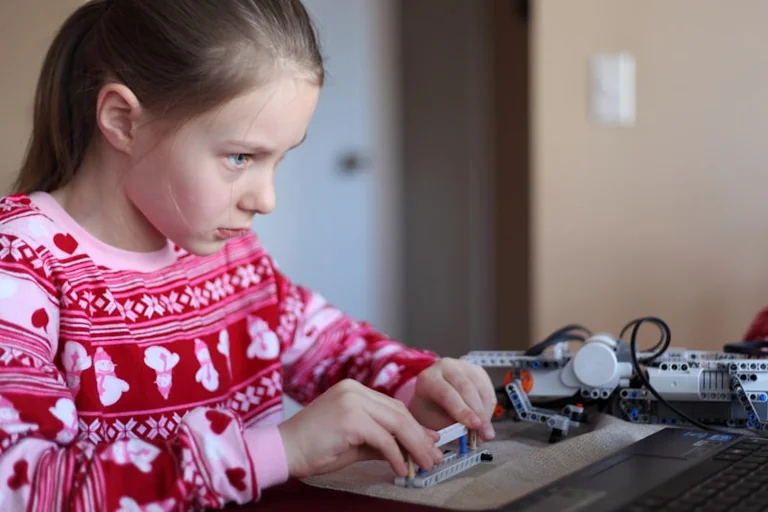 Paderborn: Kinder programmieren eigenes Fußball-Abenteuer mit Bee-Bot