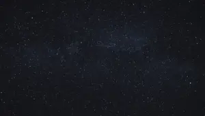 Sternenhimmel über einer dunklen Landschaft in Deutschland während einer klaren Sommernacht.