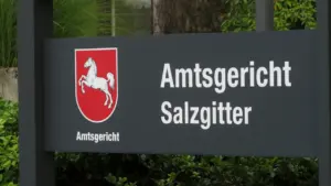 Das offizielle Schild des Amtsgerichts Salzgitter mit dem niedersächsischen Landeswappen.