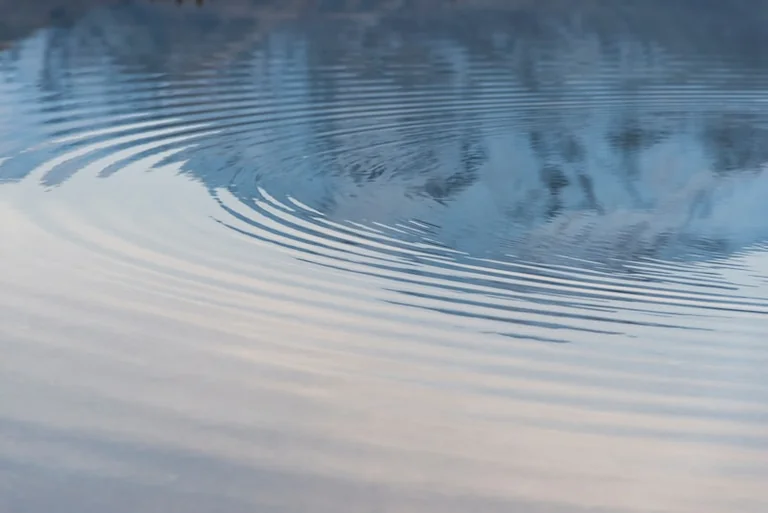 Traumsymbol Wasser: Was es über Ihre Gefühle verraten kann