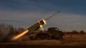 Militärfahrzeug feuert eine Abwehrrakete in einem ukrainischen Feld bei Dämmerung ab.