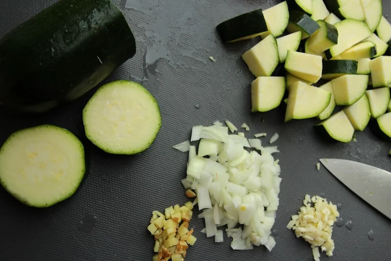 Zucchini-Pfanne mit Kirschtomaten und Feta: August-Rezept