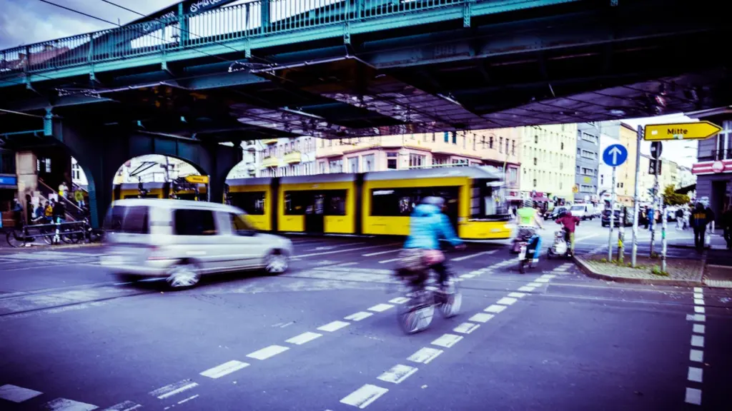 Radfahrer und Straßenbahn in einer belebten deutschen Innenstadt bei der Fahrt.