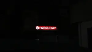 Ein rot leuchtendes Notfall-Schild bei Nacht symbolisiert die Dringlichkeit für den Warntag.