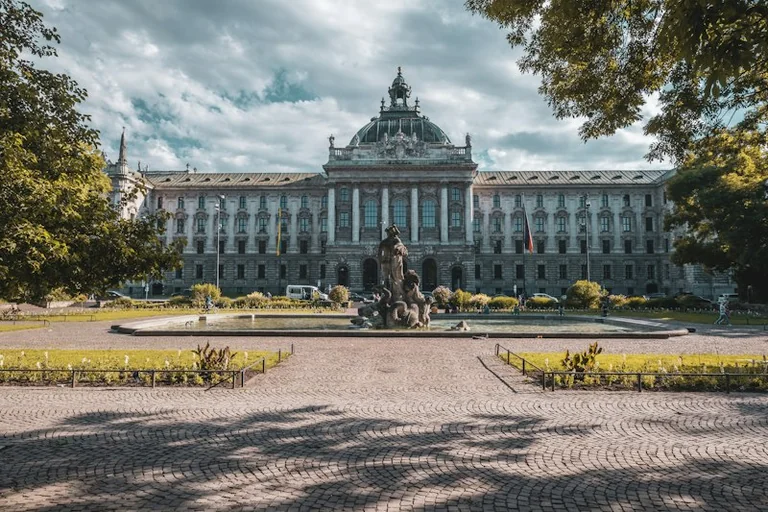 Das Bundesverfassungsgericht: Wie seine Geschichte Grundrechte prägt
