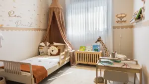 Ein gemütlich eingerichtetes Kinderzimmer mit Bett, Schreibtisch und einladender Atmosphäre.