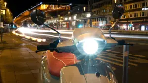 E-Scooter am Abend: Warum das Auto kein Vergleichsmaßstab ist