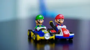 Mario und Luigi Spielfiguren in ihren Karts bereit für ein spannendes Videospiel-Rennen.