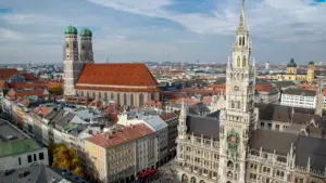 Blick von oben auf die Münchner Altstadt mit Marienplatz und Rathaus bei Tageslicht