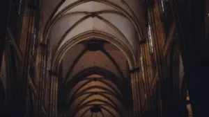 Beeindruckendes gotisches Gewölbe einer katholischen Kirche mit stimmungsvoller Beleuchtung.