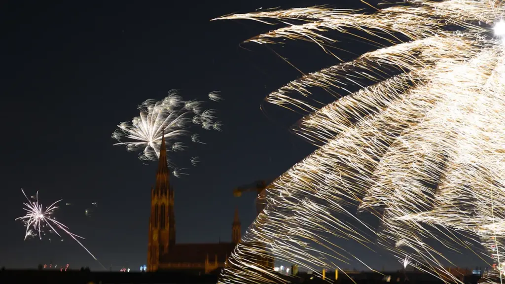 Feuerwerk über einer historischen Kirche, passend zum nächtlichen Fest in Regensburg.