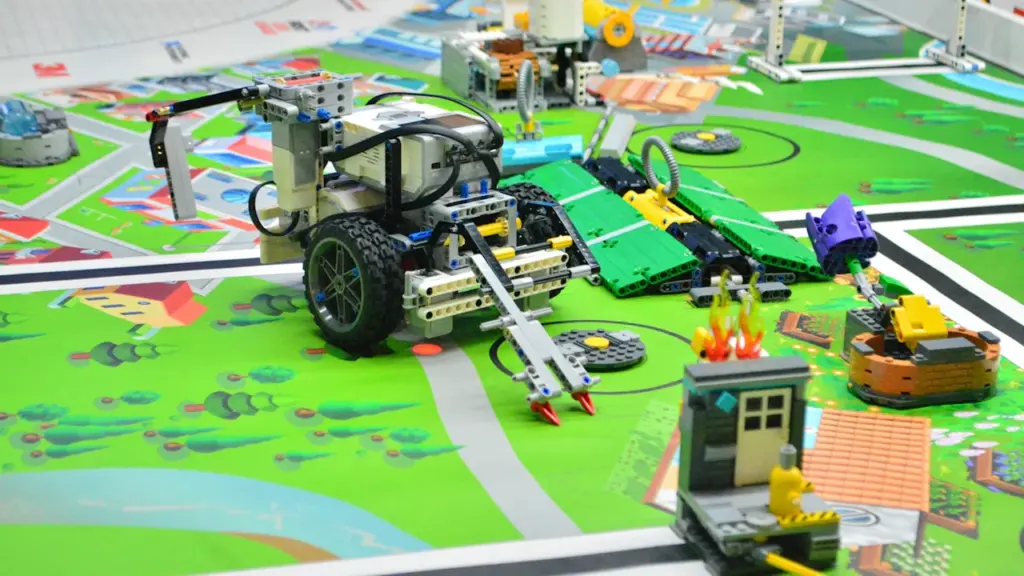 Ein ferngesteuerter Roboter auf einer Rennstrecke für einen Kinder-Roboter-Wettbewerb.