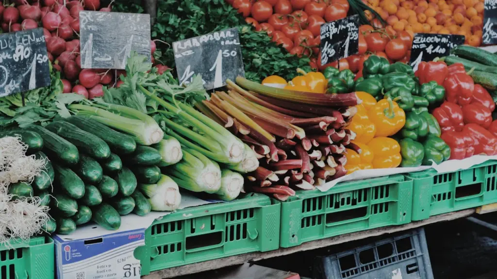Frische Gemüsesorten und regionale Produkte auf einem Saarbrücker Marktstand präsentiert.