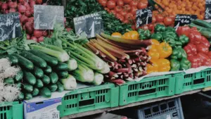 Frische Gemüsesorten und regionale Produkte auf einem Saarbrücker Marktstand präsentiert.