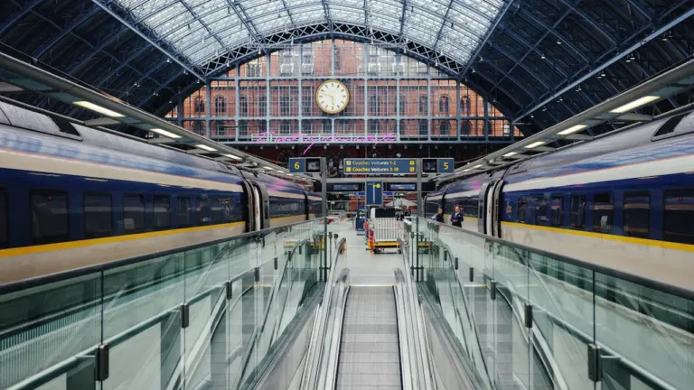 Sonntag reisen: Warnungen und Bahnverkehr vor Abfahrt prüfen