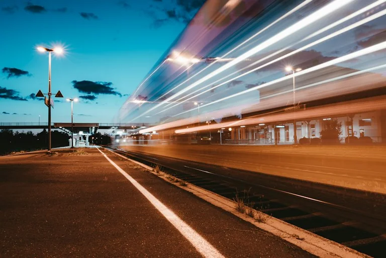Sonntag reisen: Warnungen und Bahnverkehr vor Abfahrt prüfen