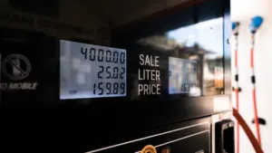 Nahaufnahme einer Zapfsäule mit digitaler Anzeige für Spritpreis und getankte Liter.
