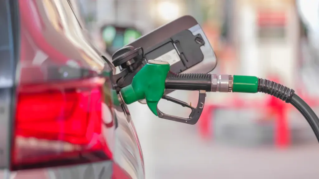 Eine Zapfpistole beim Tankvorgang an einem Auto an einer deutschen Tankstelle.