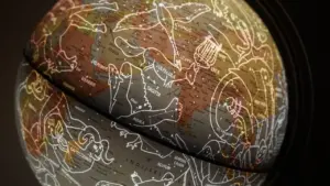 Ein detaillierter astronomischer Globus mit leuchtenden Sternbildern und astrologischen Symbolen.