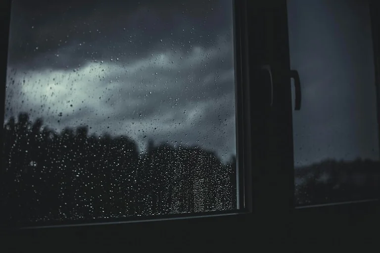 Von Regen träumen: Gefühle, Reinigung und Übergänge deuten