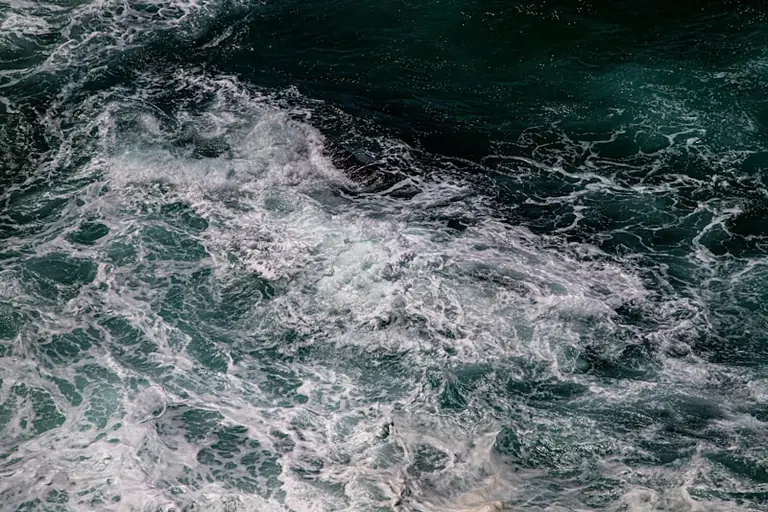 Von tiefem oder unruhigem Wasser träumen: Gefühle einordnen