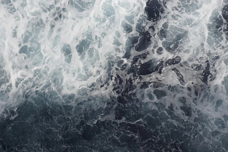 Von tiefem oder unruhigem Wasser träumen: Gefühle einordnen