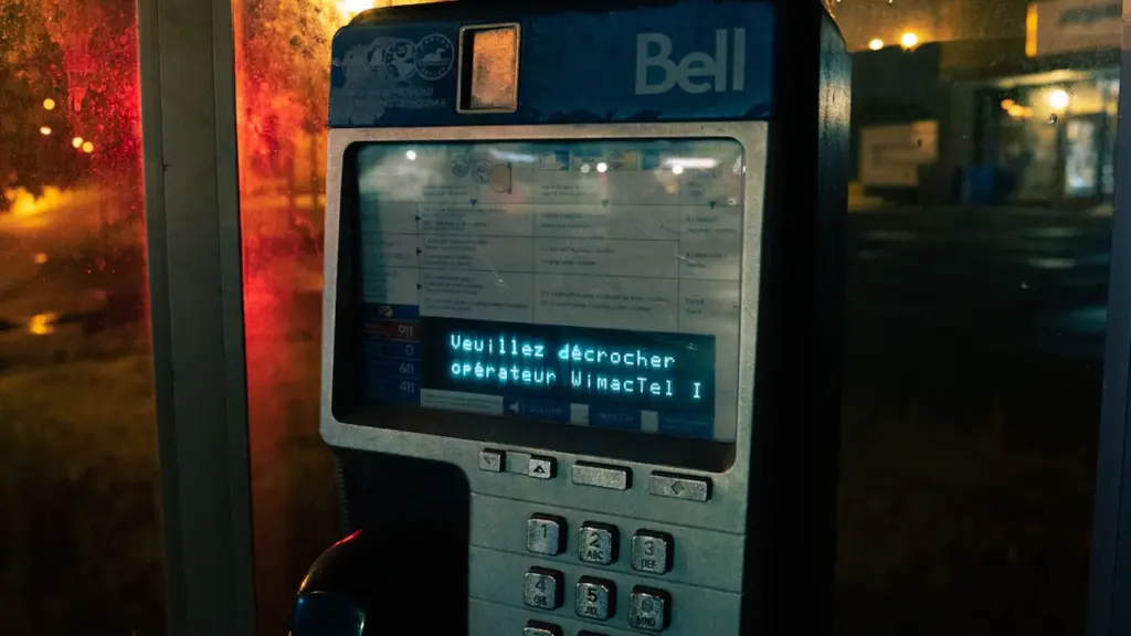 Ein Smartphone liegt abends auf einer Fensterbank und symbolisiert mobile Warnungen.