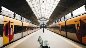 Ein einsamer, leerer Bahnsteig mit einer Bank, wirkt ruhig und nachdenklich.