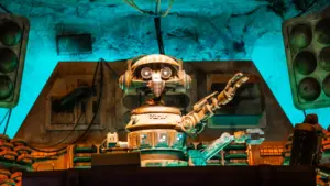 Ein futuristischer Roboter in einer mysteriösen, blau beleuchteten Umgebung für Kinder.
